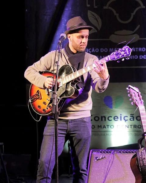 Guitarra em Conceição do Mato Dentro. Estudou piano dos 8 aos 11; aos 11 migrou para as cordas e não saiu mais.