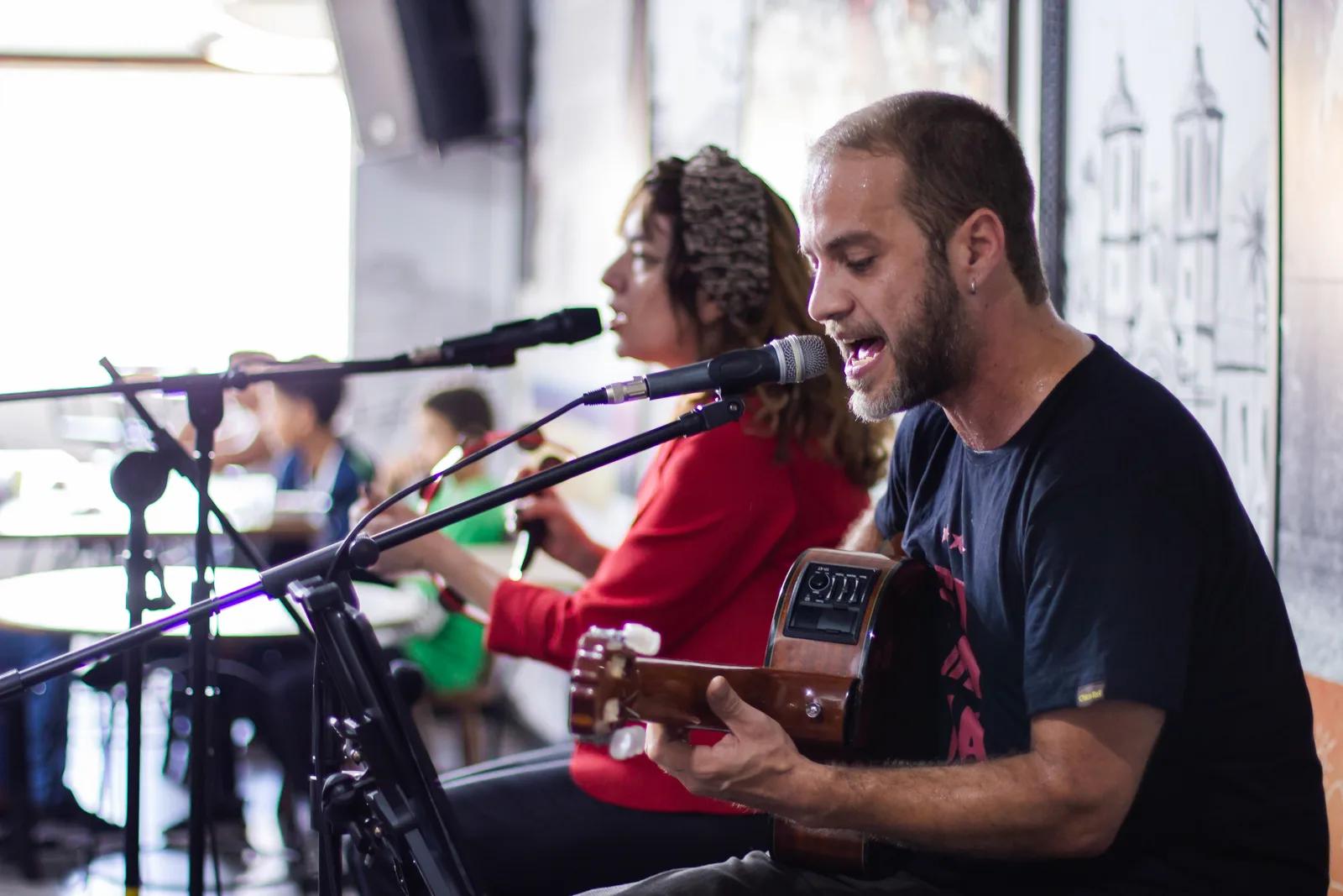 Ao microfone, na esquina de Santa Tereza