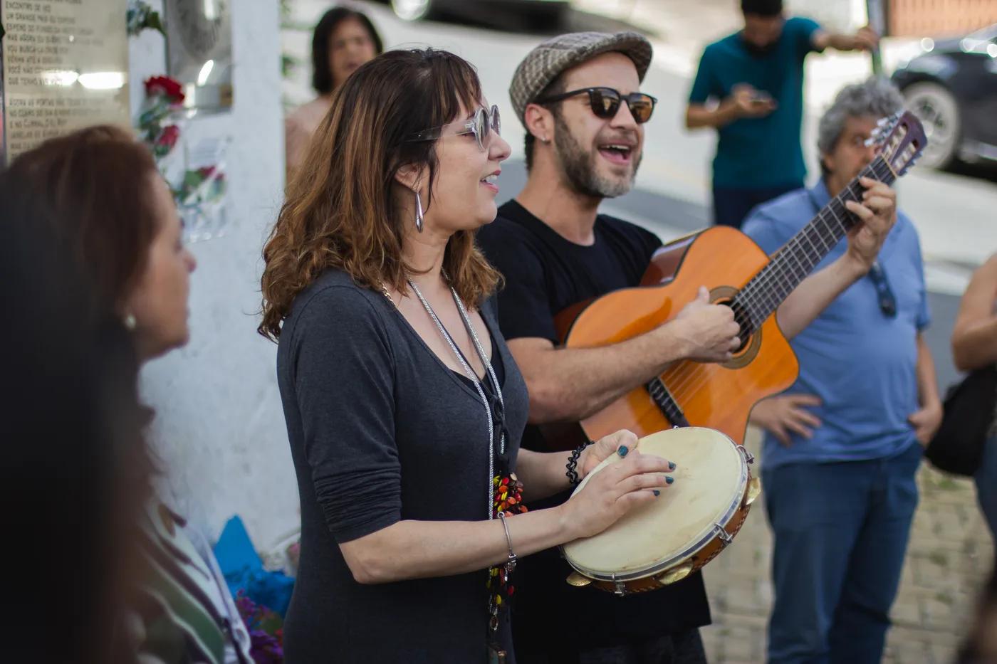 Roda de música na esquina de Santa Tereza