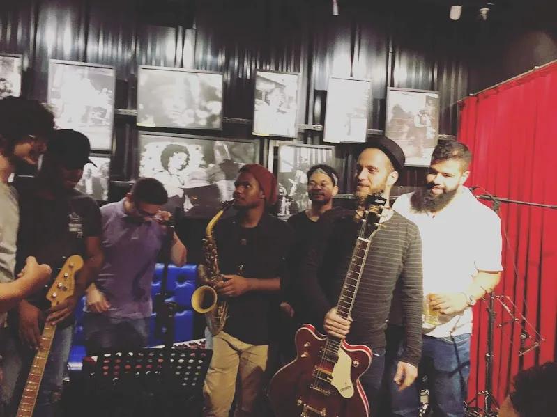 Roda de músicos num bar de Belo Horizonte.