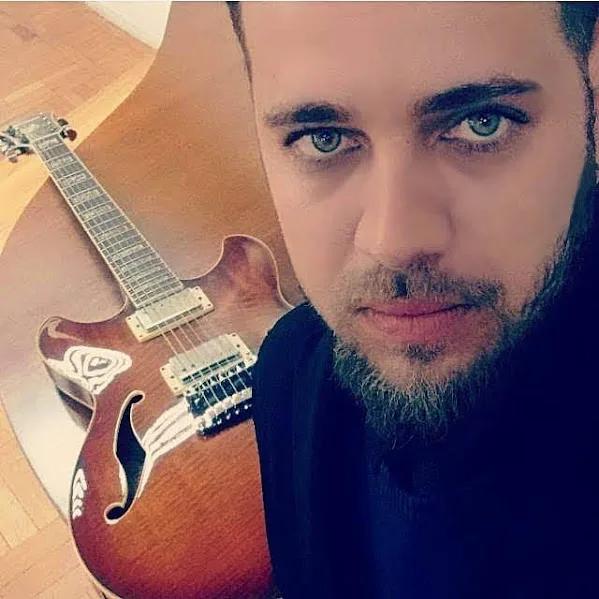 A guitarra chegou junto com o violão, aos 11 anos — e as duas dividem o repertório desde então.