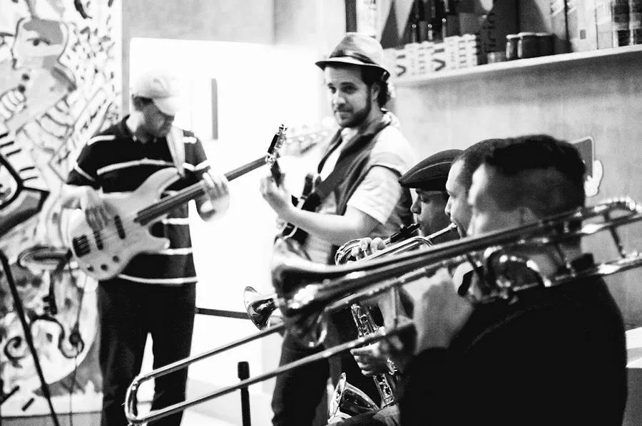 Entre os sopros. Depois das cordas vieram saxofone, cavaquinho, banjo, contrabaixo, violino e bateria.